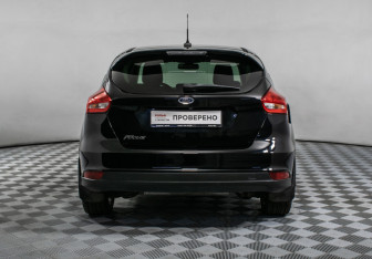 Подержанный автомобиль Ford Focus Hatchback 2017 года (6 фото)