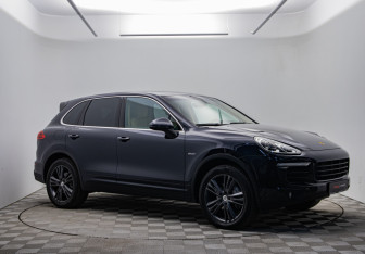 Подержанный автомобиль Porsche Cayenne 2015 года (3 фото)