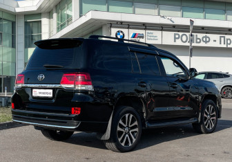 Подержанный автомобиль Toyota Land Cruiser Suv 2012 года (5 фото)