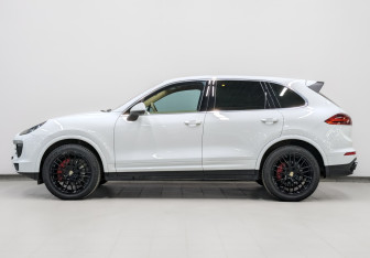 Подержанный автомобиль Porsche Cayenne 2015 года (8 фото)
