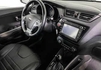 Подержанный автомобиль Kia Rio Hatchback 2016 года (9 фото)