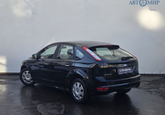 Подержанный автомобиль Ford Focus Hatchback 2010 года (6 фото)