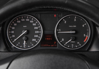 Подержанный автомобиль BMW X1 2011 года (11 фото)