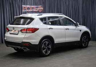 Подержанный автомобиль DongFeng AX7 2018 года (5 фото)