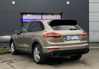 Подержанный автомобиль Porsche Cayenne 2015 года (7 фото)