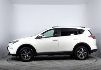 Подержанный автомобиль Toyota RAV4 2016 года (8 фото)