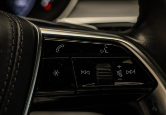Подержанный автомобиль Audi A8 2018 года (10 фото)