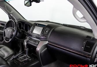 Подержанный автомобиль Toyota Land Cruiser Suv 2011 года (7 фото)