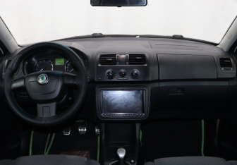 Подержанный автомобиль Skoda Fabia Hatchback 2011 года (13 фото)