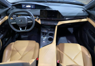 Подержанный автомобиль Changan UNI-V 2023 года (9 фото)