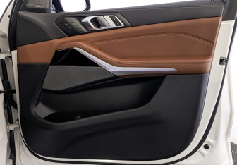 Подержанный автомобиль BMW X7 2023 года (25 фото)