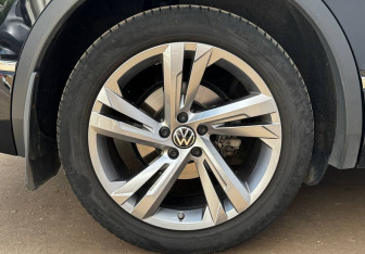 Подержанный автомобиль Volkswagen Tiguan 2021 года (14 фото)