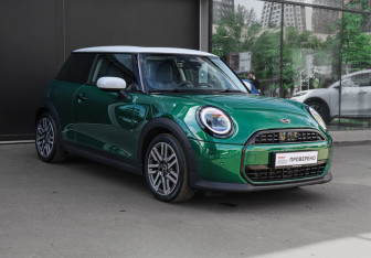 Подержанный автомобиль MINI Hatch 2024 года (3 фото)