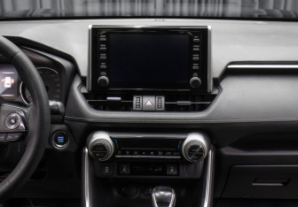 Подержанный автомобиль Toyota RAV4 2021 года (13 фото)