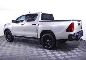 Подержанный автомобиль Toyota Hilux 2020 года (7 фото)