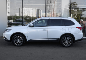 Подержанный автомобиль Mitsubishi Outlander 2018 года (8 фото)