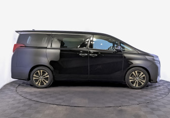 Подержанный автомобиль Toyota Alphard 2018 года (4 фото)