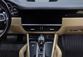 Подержанный автомобиль Porsche Cayenne 2018 года (15 фото)