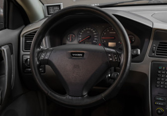 Подержанный автомобиль Volvo S60 2002 года (13 фото)