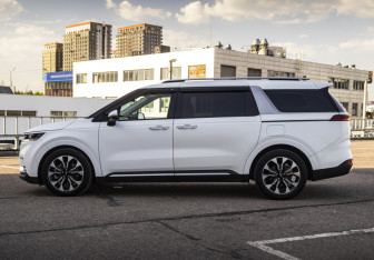 Подержанный автомобиль Kia Carnival 2022 года (9 фото)