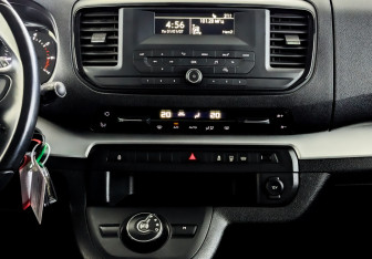 Подержанный автомобиль Peugeot Traveller 2022 года (15 фото)