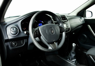 Подержанный автомобиль Renault Logan Sedan 2014 года (10 фото)