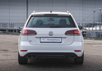 Подержанный автомобиль Volkswagen Golf R Wagon 2020 года (6 фото)