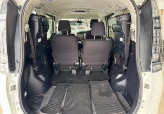 Подержанный автомобиль Toyota Voxy Minivan 2014 года (8 фото)