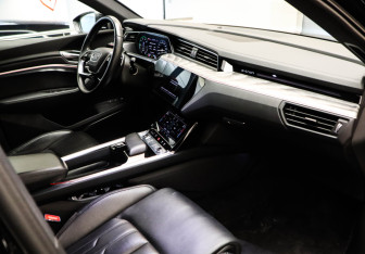 Подержанный автомобиль Audi e-tron 2021 года (20 фото)