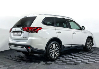 Подержанный автомобиль Mitsubishi Outlander 2019 года (5 фото)