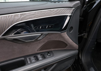 Подержанный автомобиль Audi A8 2023 года (25 фото)