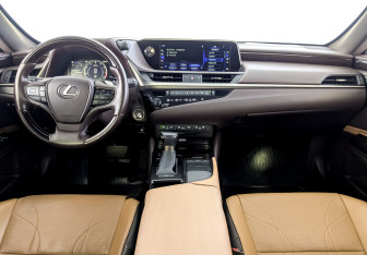 Подержанный автомобиль Lexus ES 2019 года (14 фото)