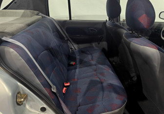 Подержанный автомобиль Renault Clio Sedan 2001 года (10 фото)