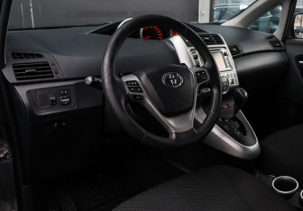 Подержанный автомобиль Toyota Verso 2012 года (12 фото)