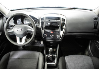Подержанный автомобиль Kia Ceed Hatchback 2010 года (11 фото)