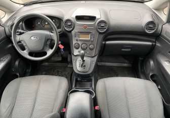 Подержанный автомобиль Kia Carens 2011 года (10 фото)