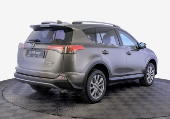 Подержанный автомобиль Toyota RAV4 2017 года (5 фото)