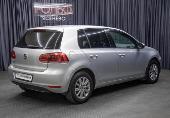 Подержанный автомобиль Volkswagen Golf Hatchback 2012 года (5 фото)