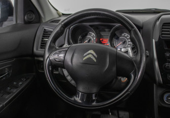 Подержанный автомобиль Citroen C4 Aircross 2012 года (15 фото)