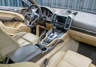 Подержанный автомобиль Porsche Cayenne 2015 года (11 фото)