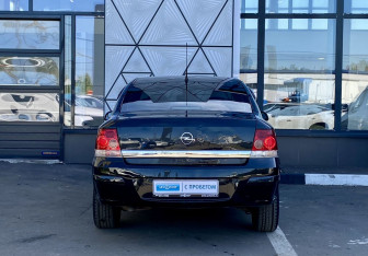 Подержанный автомобиль Opel Astra Sedan 2012 года (6 фото)