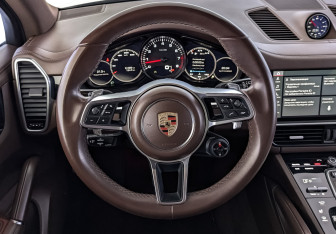 Подержанный автомобиль Porsche Cayenne 2018 года (22 фото)
