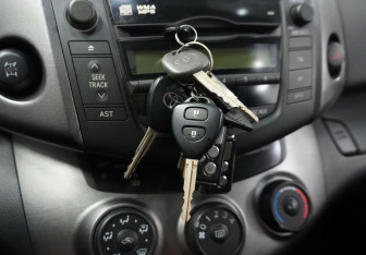 Подержанный автомобиль Toyota RAV4 2010 года (15 фото)