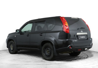 Подержанный автомобиль Nissan X-Trail 2010 года (7 фото)