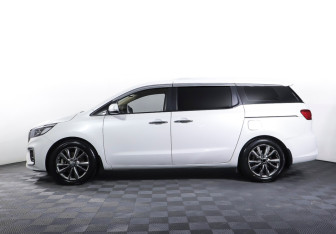 Подержанный автомобиль Kia Carnival 2020 года (8 фото)