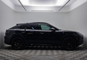 Подержанный автомобиль Porsche Cayenne 2023 года (4 фото)