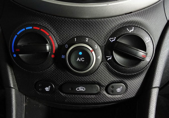 Подержанный автомобиль Hyundai Solaris Hatchback 2011 года (15 фото)