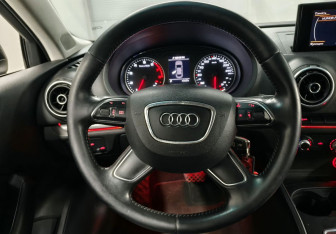 Подержанный автомобиль Audi A3 Sedan 2014 года (12 фото)