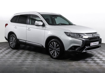 Подержанный автомобиль Mitsubishi Outlander 2021 года (3 фото)