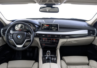 Подержанный автомобиль BMW X6 2015 года (14 фото)